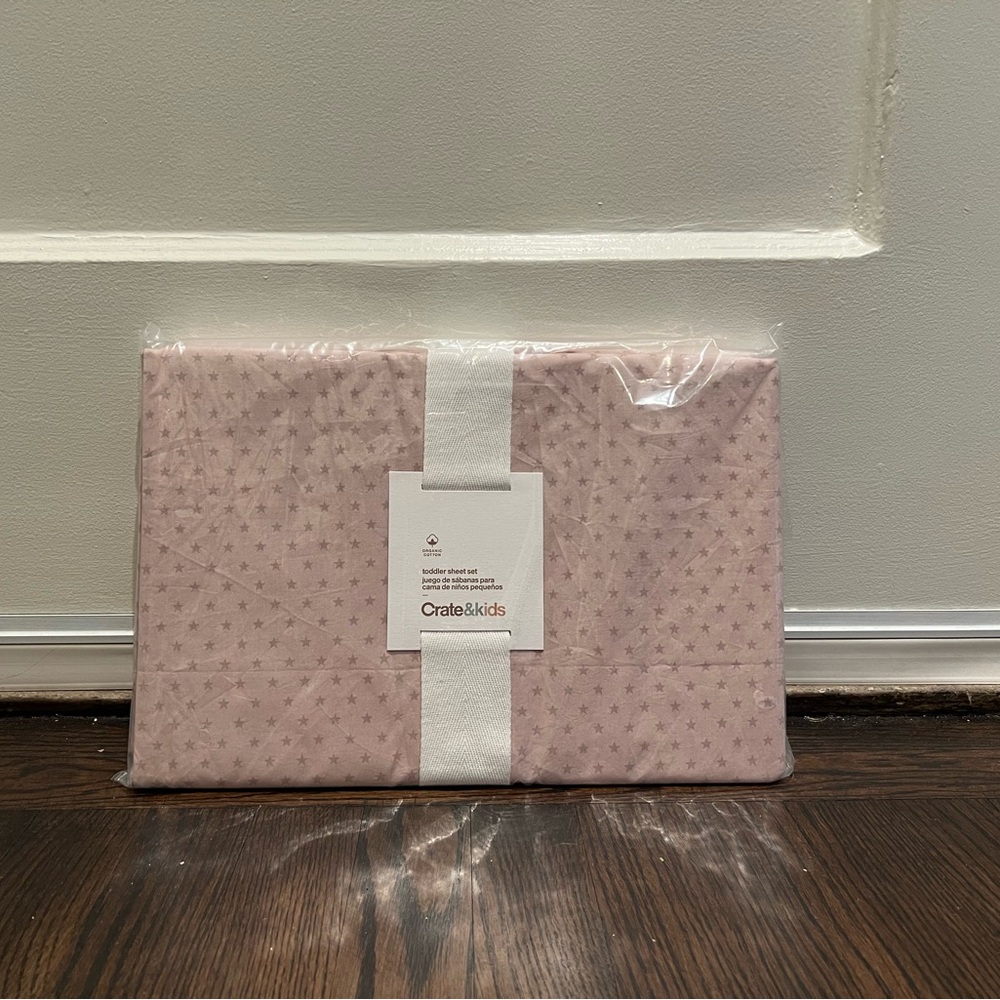 Unopened NWT Crate & Kids Mauve Modern Star Toddler Sheet set